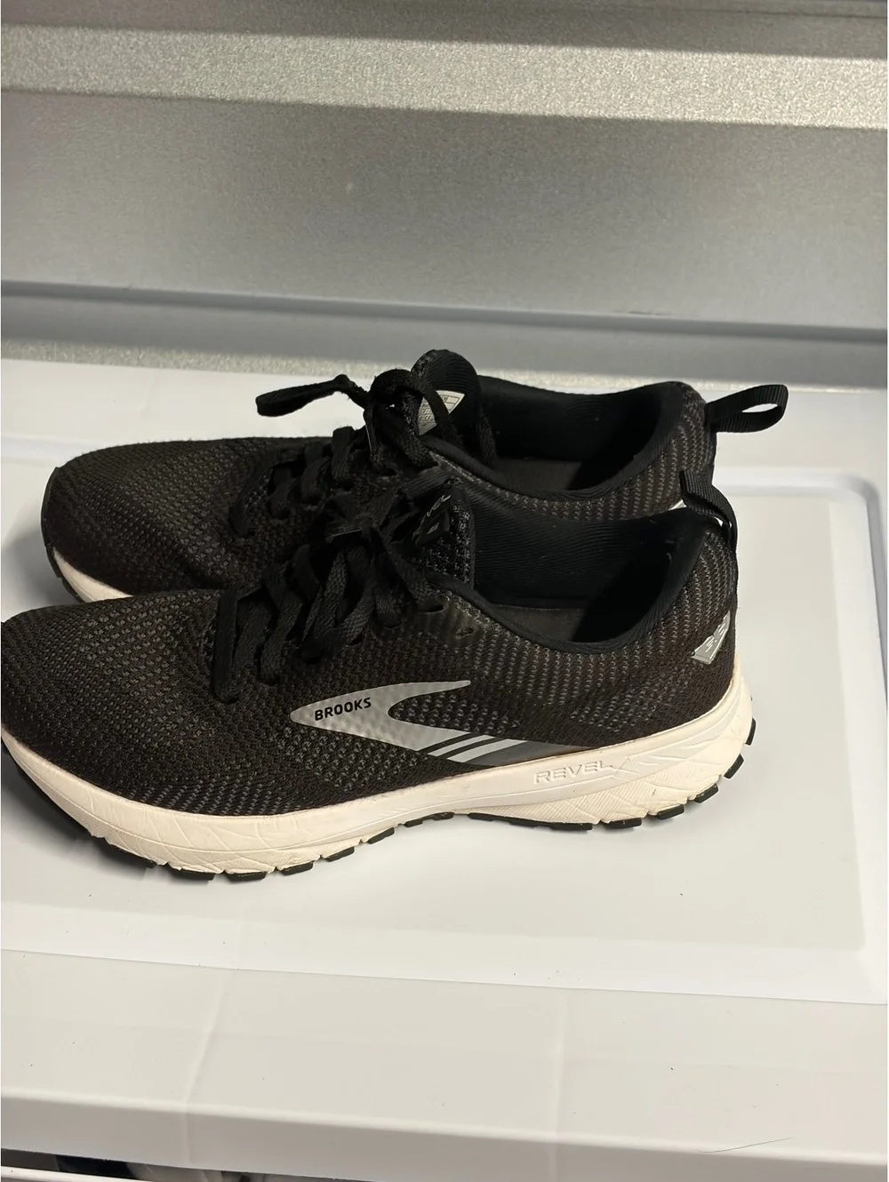 Brooks Revel 5 Black and White Running Shoes Size 7.5